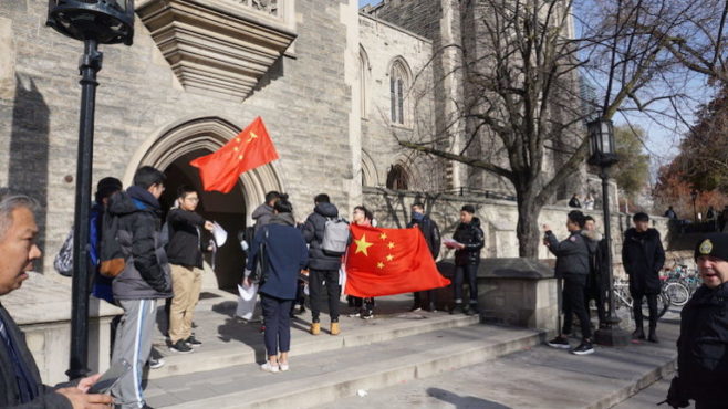 多伦多大学的中国留学生在抗议司政洛桑森格到访该校 照片/司政办公室