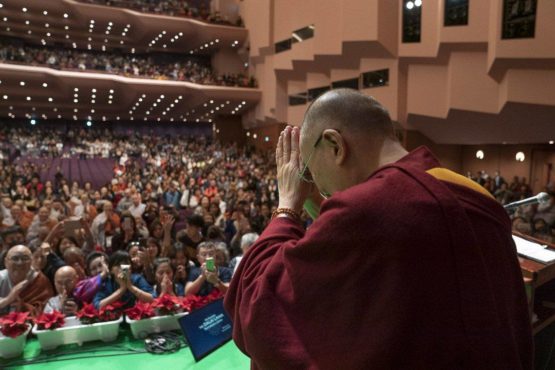 达赖喇嘛尊者在“现代科学与佛教科学对话会”开始前向现场民众合掌致意 2018年11月16日 照片/Tenzin Jigme/OOT Japan 
