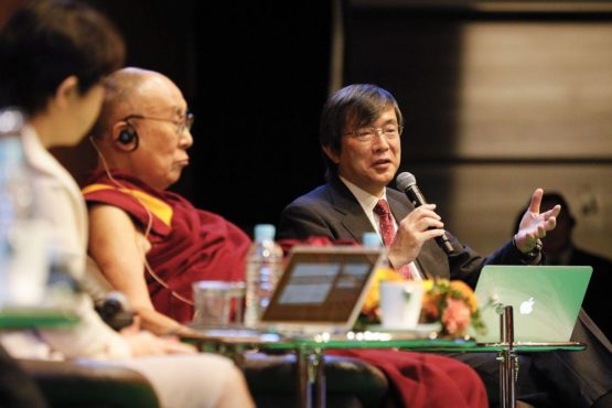 神经科学家伊里阿图什先生在“现代科学与佛教科学对话会”上发言 2018年11月16日 照片/Tenzin Jigme/OOT Japan