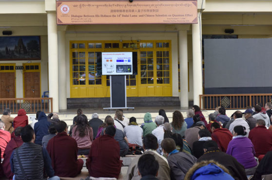 聆听达赖喇嘛尊者与华人量子科学家进行对话的民众  2018年11月1日  照片/Tenzin Phende/DIIR