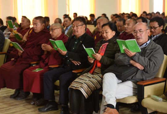 藏人行政中央各部门部长和公务员在祈福法会 上诵经祈祷 2018年11月22日 照片/Tenzin Phende/DIIR