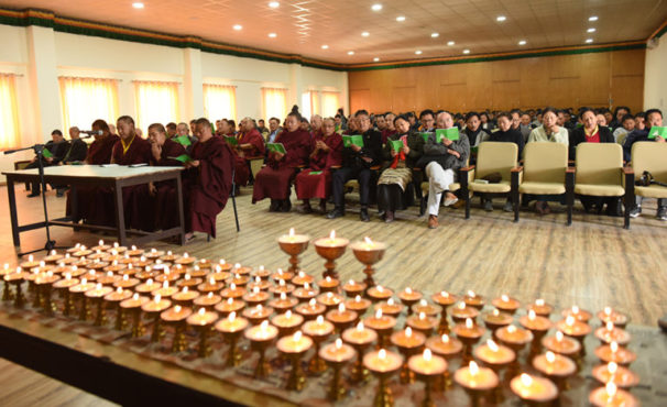 藏人行政中央各部门部长和公务员在祈愿法会 上诵经祈祷 2018年11月22日 照片/Tenzin Phende/DIIR