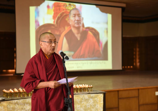 藏人行政中央宗教与文化部部长宇拓·噶玛格勒在祈愿法会上发言 2018年11月22日 照片/Tenzin Phende/DIIR