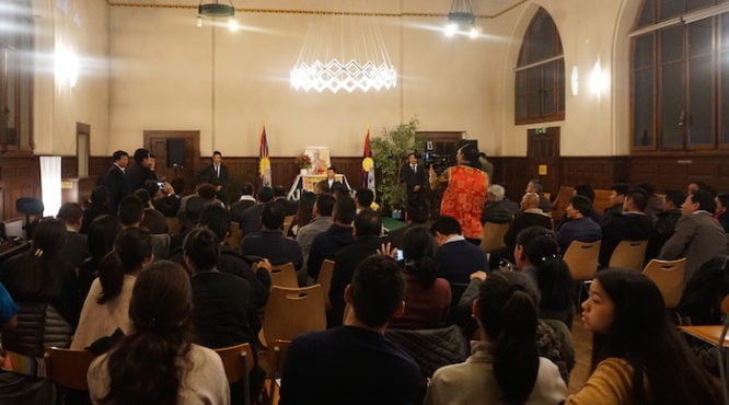 司政洛桑森格在瑞士日内瓦毕韦斯广场会见200名藏人 2018年11月3日 照片/司政办公室