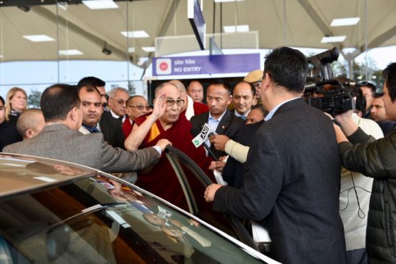 达赖喇嘛尊者在抵达达兰萨拉近郊的岗格拉机场时接受媒体采访 2018年11月25日 照片/Tenzin Phende/DIIR