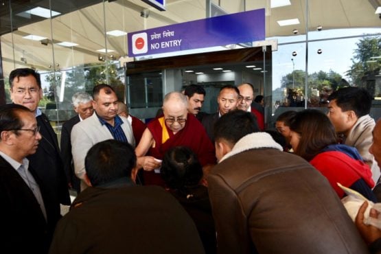 达赖喇嘛尊者在抵达达兰萨拉近郊的岗格拉机场时为信众加持 2018年11月25日 照片/Tenzin Phende/DIIR