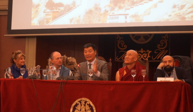 司政洛桑森格在马德里支持西藏团体主办的会议上发表讲话  照片/司政办公室