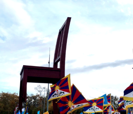抗议者在日内瓦著名的破碎之椅前挥舞着西藏国旗
