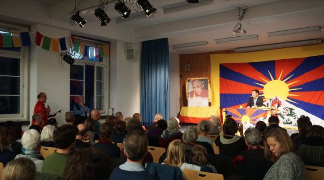 司政洛桑森格在德国弗赖堡发表以“西藏的未来”为主题的演讲  2018年11月12日  照片/司政办公室