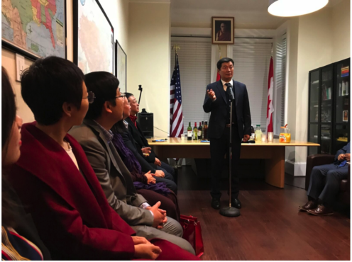 藏人行政中央司政洛桑森格在餐会上向与会人士致辞 照片/驻北美华人联络官