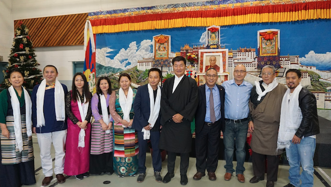 司政洛桑森格与加拿大卡尔加里市藏人社区代表合影   照片/司政办公室