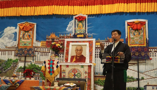 司政洛桑森格在向加拿大卡尔加里市藏人社区成员发表讲话   照片/司政办公室