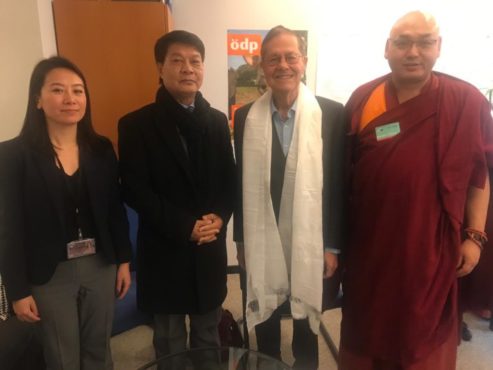 西藏人民议会议长堪布索朗丹培在布鲁塞尔会见德国籍欧洲议会议员克劳斯·布赫纳 照片/议会秘书处