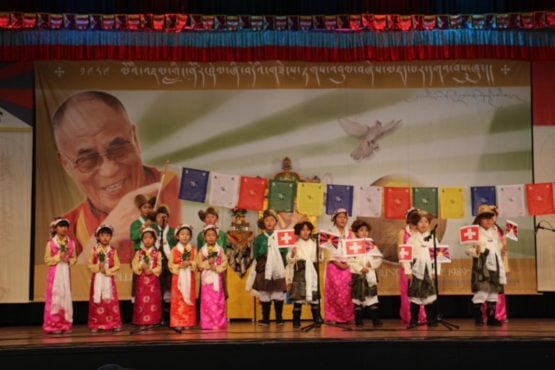瑞士藏人儿童在“感恩瑞士”活动上表演传统歌舞