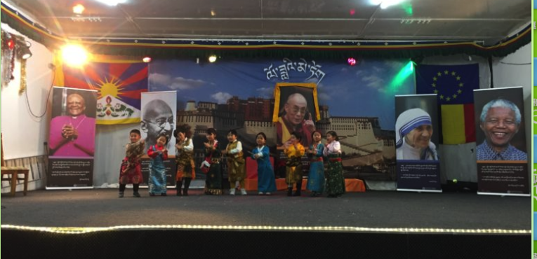 比利时周末藏语学校学生在活动上表演歌舞   照片/驻布鲁塞尔办事处   