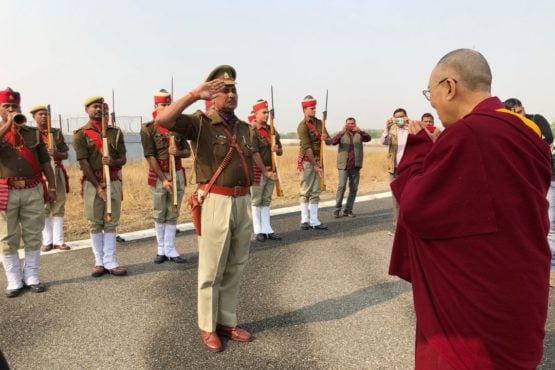 达赖喇嘛尊者在印度北方邦法魯卡巴机场检阅警察部队  2018年12月5日  照片/Lobsang Tsering/OHHDL