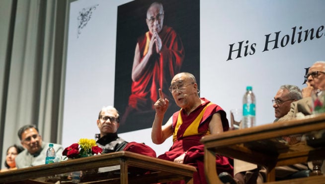 达赖喇嘛尊者在纪念已故印度著名作家尤瓦吉•克里珊而举办的讲座上发表讲话 2018年12月8日 照片/Lobsang Tsering/OHHDL