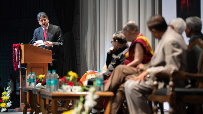 前电视主播维克拉姆钱德拉在讲座上向达赖喇嘛尊者提问  2018年12月8日 照片/Lobsang Tsering/OHHDL