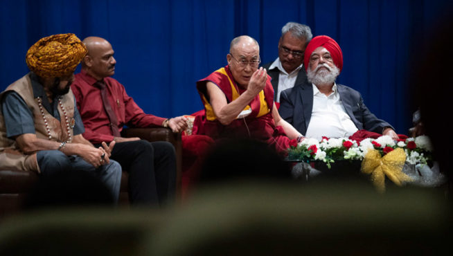 达赖喇嘛尊者在印度孟买古鲁•那纳克艺术科学与商业学院发表演讲   2018年12月13日  照片/Lobsang Tsering/OHHDL