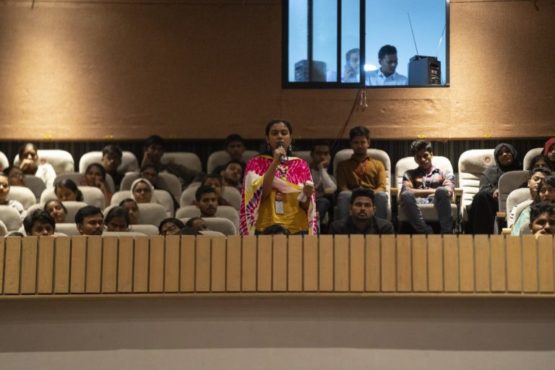 一名孟买古鲁•那纳克艺术科学与商业学院的学生在向达赖喇嘛尊者提问    2018年12月13日  照片/Lobsang Tsering/OHHDL