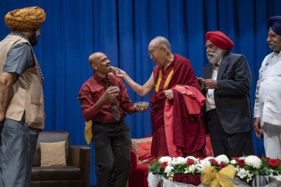 达赖喇嘛尊者在印度孟买古鲁•那纳克艺术科学与商业学院的演讲活动上与与会嘉宾互动   2018年12月13日  照片/Lobsang Tsering/OHHDL