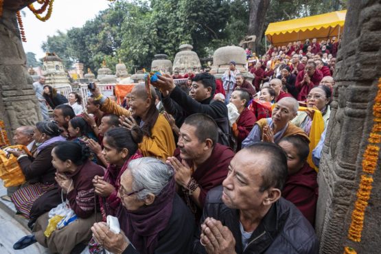 在达赖喇嘛尊者抵达摩诃菩提寺时合掌祈祷达民众 2018年12月17日 照片/Tenzin Choejor/OHHDL