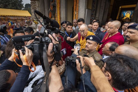 达赖喇嘛尊者在摩诃菩提寺前接受记者采访 2018年12月17日 照片/Tenzin Choejor/OHHDL