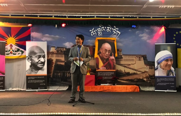 藏人行政中央驻布鲁塞尔办事处代表扎西平措在活动上发言   照片/驻布鲁塞尔办事处