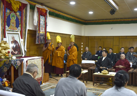 三名僧人在第十六届西藏人民议会议长白玛炯乃宣誓就职典礼上念诵祈愿文 2018年12月1日 照片/Tenzin Phende/DIIR