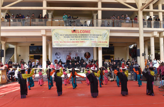 藏人儿童在第23届喜玛拉雅艺术节上表演西藏歌舞 照片/Tenzin Phende/DIIR