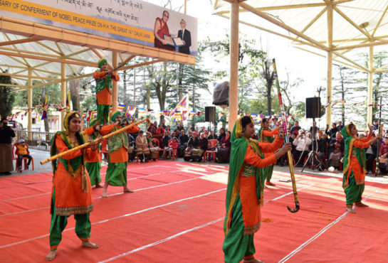印度学生在第23届喜马拉雅艺术节上表演传统歌舞 照片/Tenzin Phende/DIIR