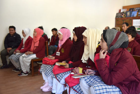斯利那加藏人穆斯林公立学校参访团学生在聆听司政讲话 2018年12月19日 照片/Tenzin Phende/DIIR