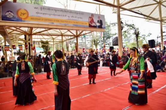 藏人民众在庆典活动上表演西藏传统歌舞   2018年12月10日  照片/Tenzin Phende/DIIR