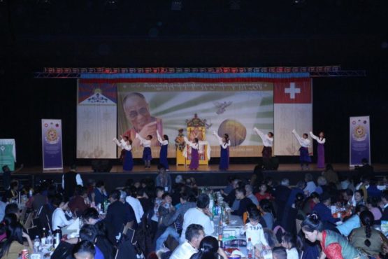 瑞士藏人在“感恩瑞士”活动上表演传统歌舞