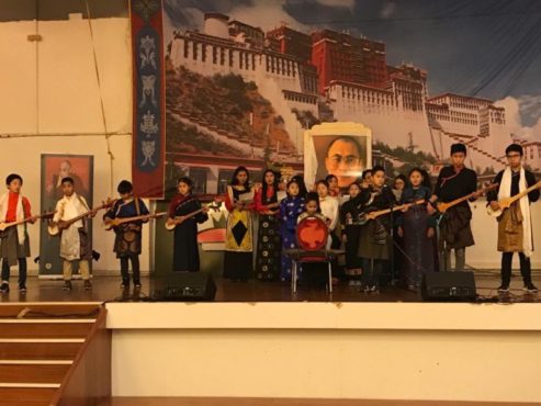 喜饶朗杰藏人学校在庆祝活动上演唱歌曲 2018年12月7日 照片/驻布鲁塞尔办事处