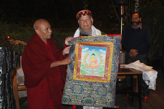 西藏人民议会副议长益西平措向印度国会支持西藏小组召集人香塔·库马尔赠送唐卡 2019年1月6日 照片/议会秘书处