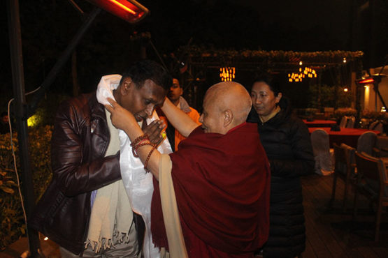 西藏人民议会副议长益西平措向出席餐会的印度国会支持西藏小组成员敬献哈达 2019年1月6日 照片/议会秘书处