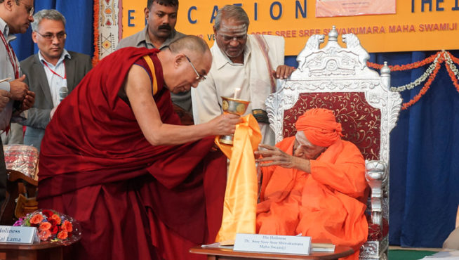 达赖喇嘛尊者于2012年11月27日访问印度卡纳塔克邦杜姆古尔大学时会见斯瓦米吉博士 照片/Jeremy Russell/OHHDL