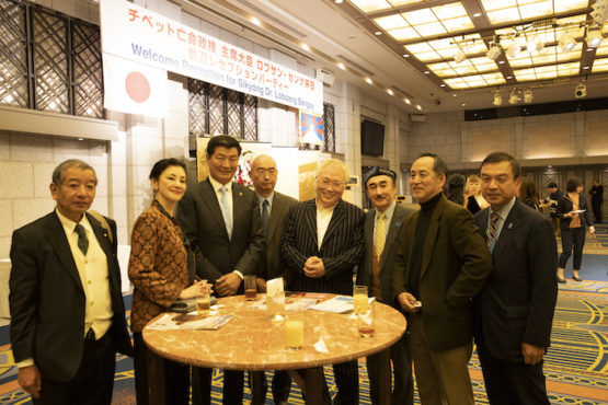 参加欢迎宴会的日本各界人士与司政洛桑森格合影 2019年1月26日 照片/驻日本办事处