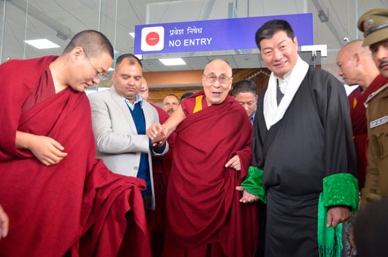 司政洛桑森格在岗格拉机场迎接达赖喇嘛尊者 2019年1月4日 照片/Pasang Dhondup/CTA