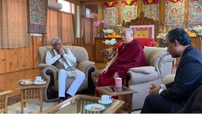 达赖喇嘛尊者在印度菩提伽耶接见比哈尔邦首席部长尼蒂什•库玛尔  照片/OHHDL