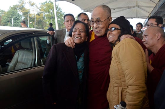 达赖喇嘛尊者在岗格拉机场与两名印度游客合影 2019年1月4日 照片/Pasang Dhondup/CTA