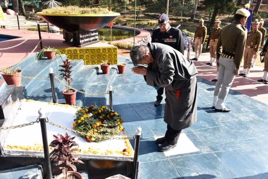 藏人行政中央财政部部长噶玛益西向印度烈士纪念碑合掌致敬 2019年1月26日 照片/Tenzin Phende/CTA
