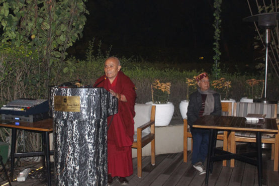 西藏人民议会副议长益西平措在新德里举行都餐会上发言 2019年1月6日 照片/议会秘书处
