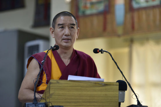 达兰萨拉因明学院与萨拉高等藏语学院院长格西桑丹加措在颁奖典礼上致辞 2019年1月12日 照片/Tenzin Jigme/CTA