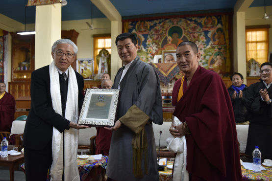 藏人行政中央司政洛桑森格向丹增多杰博士颁发”三轮表彰奖“ 2019年1月12日 照片/Tenzin Jigme/CTA