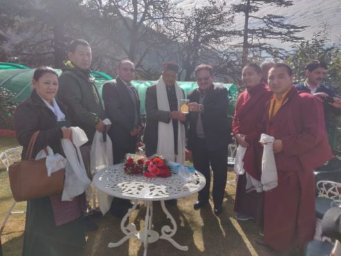 藏人行政中央驻西姆拉首席代表会见前首席部长维尔巴德拉•辛格 姆·塔库尔赠送纪念品 照片/驻西姆拉首席代表办公室