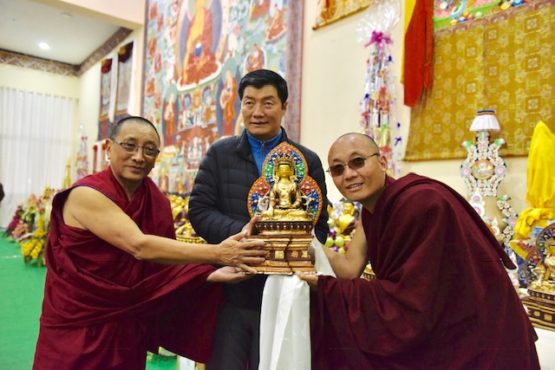 司政洛桑森格在长寿法会上向各寺院代表供养佛像   2018年12月31日  照片/Tenzin Phende/CTA 
