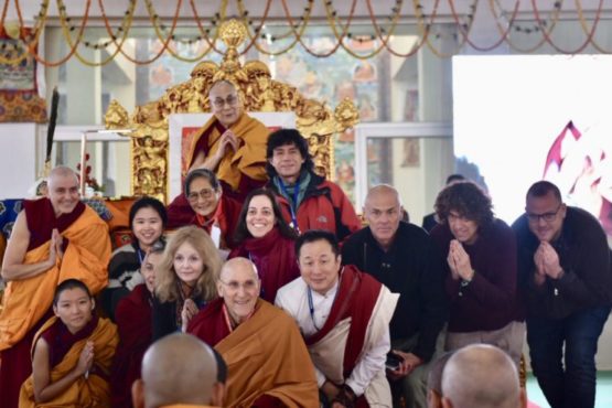 达赖喇嘛尊者在菩提迦耶灌顶与随许法会上与各国信众合影   2018年12月30日  照片/Tenzin Phende/CTA