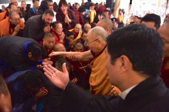 达赖喇嘛尊者向现场信众握手致意    2018年12月30日  照片/Tenzin Phende/CTA